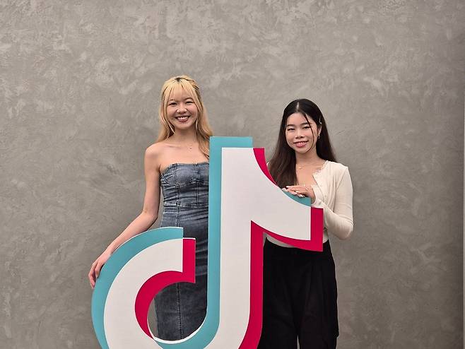 싱가포르 원래플스키 틱톡 본사에서 만난 틱톡커 비비엔 토와 버니스 림./싱가포르=김송이 기자