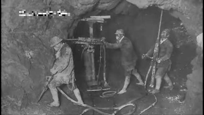 20세기 초반 사도광산에서 광부들이 굴착 작업을 하는 모습.    동아일보DB