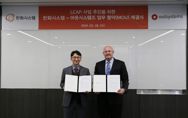 한화시스템과 아웃시스템즈가 지난 2월 LCAP 사업 추진을 위한 업무협약(MOU)을 체결했다. 사진은 김윤수(왼쪽) 한화시스템 밸류크리에이션 사업부 기술담당 상무, 마크 위저 아웃시스템즈 아태지역 총괄대표. 한화시스템 제공