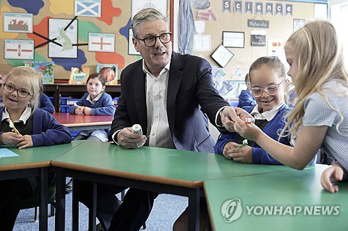 10일(현지시간) 선거운동 기간 잉글랜드의 한 초등학교를 방문한 키어 스타머 노동당 대표. [미들스브러(영국) AP/PA=연합뉴스]