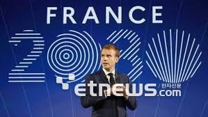 에마뉘엘 마크롱 프랑스 대통령이 비바테크(VivaTech) 컨퍼런스 기조연설에서 'France 2030 임베디드 AI' 8개 수상자를 발표하고 있다.