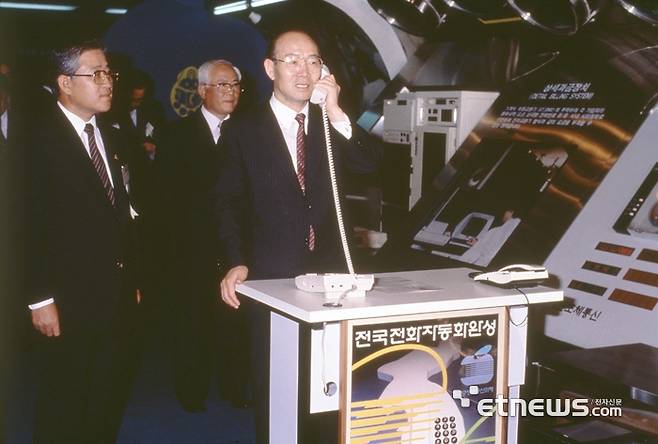 전두환 대통령이 1987년 7월 1일 전국전화자동화완성 기념식이 끝난 뒤 한국전기통신공사 전시실에서 지역 주민과 기념통화를 하고 있다. 국가기록원 제공