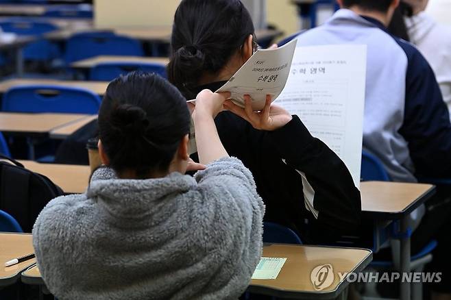 4일 오전 서울 양천구 목동종로학원에서 수험생들이 2025학년도 대학수학능력시험 평가원 6월 모의고사를 위해 시험지를 건네받고 있다./사진=연합뉴스