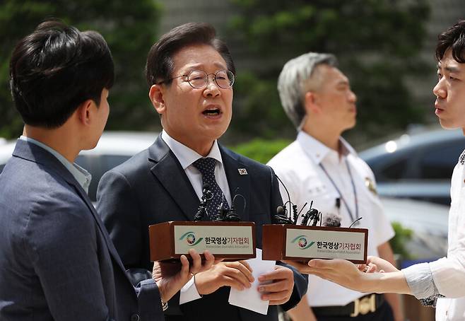 이재명 더불어민주당 대표가 지난 14일 서울 서초동 서울중앙지법에서 열리는 공직선거법 관련 재판에 출석하기에 앞서 취재진 앞에서 입장을 말하고 있다. 연합뉴스