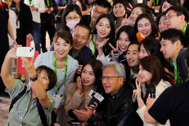 지난 4일 대만 타이베이에서 열린 '컴퓨텍스 포럼'에 참석한 젠슨 황 엔비디아 최고경영자가 현장을 취재하던 기자들과 셀카를 찍고 있다. 타이베이=연합뉴스