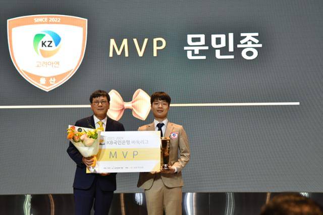 ‘2023-24 KB국민은행 바둑리그’ 최우수선수(MVP)에 선정된 문민종(오른쪽) 8단이 18일 서울 여의도 글래드호텔에서 열린 시상식에서 손현덕 한국기원 이사와 기념촬영을 하고 있다. 한국기원 제공