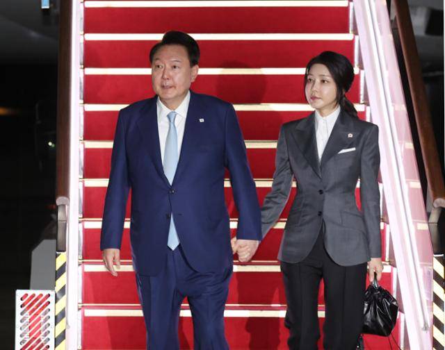 윤석열 대통령과 부인 김건희 여사가 지난 16일 중앙아시아 3개국(투르크메니스탄·카자흐스탄·우즈베키스탄) 국빈 방문 일정을 마치고 귀국해 성남 서울공항에 도착했다. 뉴시스