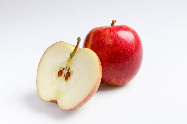 사과는 여러 건강 효과가 있지만, 치아 건강에는 독이 될 수 있어 양치질에 신경을 써야 한다./사진=클립아트코리아