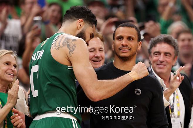 18일 TD가든에서 열린 보스턴과 댈러스의 2023~24 NBA 파이널 5차전. 보스턴이 106-88로 승리하며 NBA 파이널 우승을 차지하자, 마줄라 감독(오른쪽)과 테이텀이 환호하고 있다. 사진=게티이미지