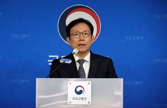 김규철 국토교통부 주택토지실장이 17일 세종시 정부세종청사에서 리츠(REITs) 활성화 방안을 설명하고 있다. [사진=뉴시스]