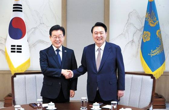 윤석열 대통령이 지난 4월 29일 오후 서울 용산 대통령실 청사에서 이재명 더불어민주당 대표와 만나 인사를 나누고 있다. 대통령실사진기자단