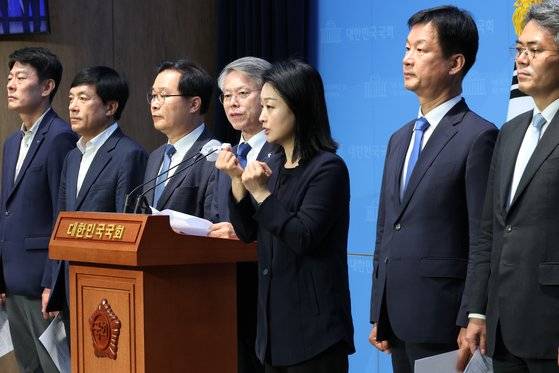 민형배(왼쪽 네 번째) 더불어민주당 정치검찰 사건 조작 특별대책단 단장과 이성윤(왼쪽 두 번째), 박균택(오른쪽 두 번째) 등 제22대 국회 당선인들이 22일 오전 서울 여의도 국회 소통관에서 '쌍방울의 대북사업 빙자 주가조작 정황' 관련 기자회견을 하고 있다. 2024.05.22. xconfind@newsis.com