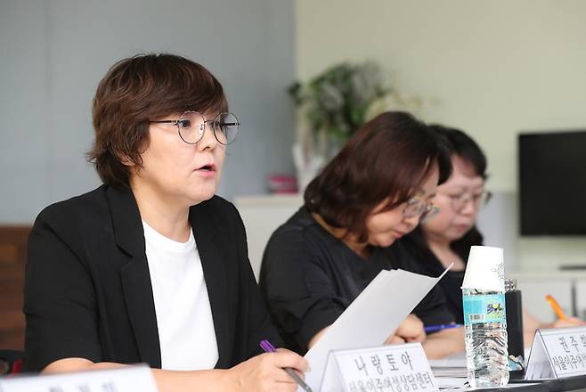 나랑토야 서울이주여성상담센터 몽골 상담원(왼쪽)이 17일 서울 중구 서울이주여성상담센터 교육장에서 이주여성에 대한 상담센터의 주요 지원 사례에 대해 발표 하고 있다. 정지윤 선임기자