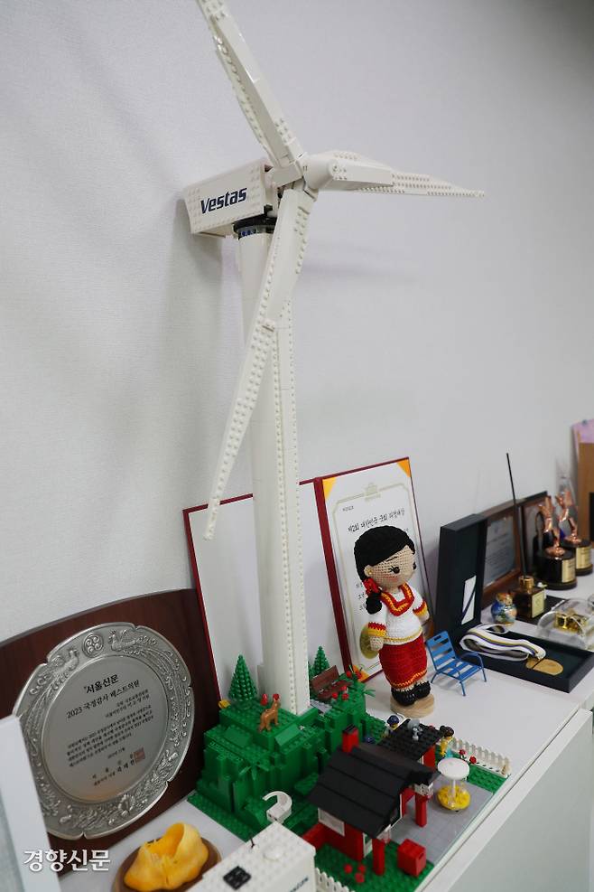이소영 더불어민주당 의원의 국회 의원회관 사무실에 풍력발전기 모형이 놓여 있다. 정지윤 선임기자