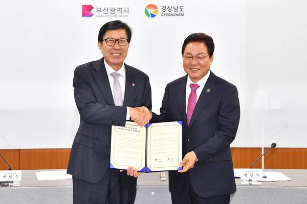 박형준 부산시장(왼쪽)과 박완수 경남도지사가 17일 부산시청에서 공동 현안과 관련한 공동합의문에 서명하고 나서 악수하고 있다. 부산시 제공