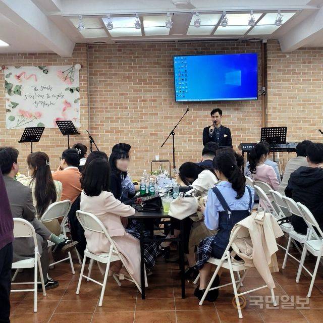 김정호 러브인 갓 담당간사가 지난해 서울 강동구 두기동교회 카페 니시에서 열린 러브인 갓 4기 오리엔테이션에서 프로그램 설명을 하고 있다. 김정호 간사 제공