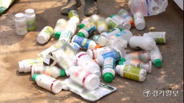 평택시 진위면에 위치한 친환경 토마토농장에서 토마토뿔나방 피해를 최소화 하기 위해 사용한 친환경 약제들이 바닥에 뒹굴고 있다. 금유진기자