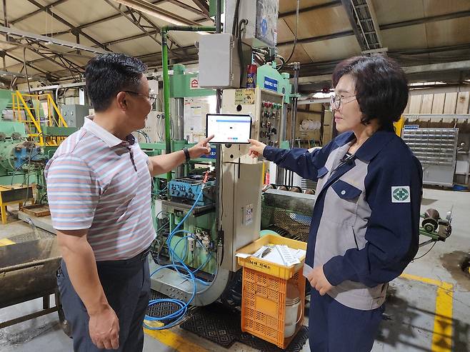 김남주 산청토기와 대표(오른쪽)가 삼성전자 ESG&스마트공장지원센터 위원과 함께 공장을 둘러보고 있다. 삼성전자