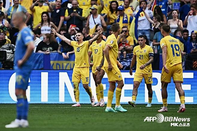 기뻐하는 루마니아 선수단. 사진(독일 뮌헨)=ⓒAFPBBNews = News1