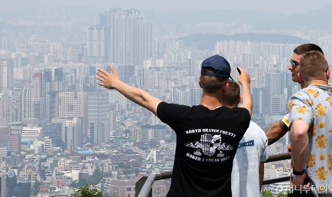 (서울=뉴스1) 이동해 기자 = 올해 서울 아파트 매매 중 60%는 2023년 이전 최고가와 비교해 80% 이상 가격이 회복된 것으로 나타난 10일 오후 서울 남산에서 바라본 도심에 아파트 단지 모습이 보이고 있다.  이날 부동산 플랫폼 '직방'에 따르면 서울 매매 중 36.6%는 2023년 이전 최고가와 비교해 80% 이상~90% 미만 수준에서 거래된 것으로 조사됐다. 70% 이상~80% 미만 가격선의 거래도 전체 거래의 32.1%를 차지했다. 특히 종로구와 용산구 아파트 매매의 20% 이상은 종전 최고가와 같거나 더 높은 가격에 /사진=(서울=뉴스1) 이동해 기자