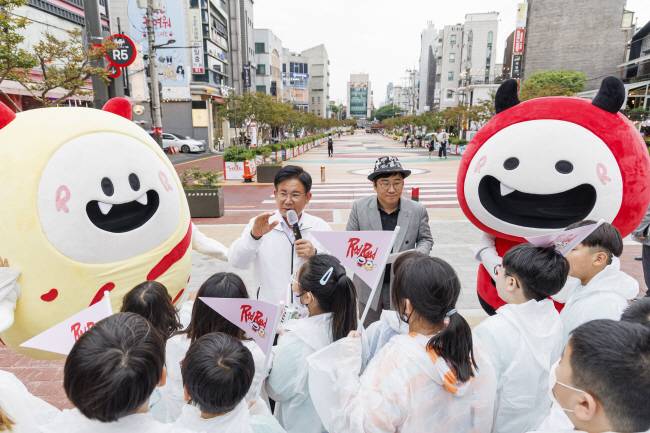 박강수(왼쪽) 마포구청장이 지난해 6월 홍대 레드로드에서 아이들을 대상으로 한 역사문화탐방을 진행하고 있다.  마포구청 제공