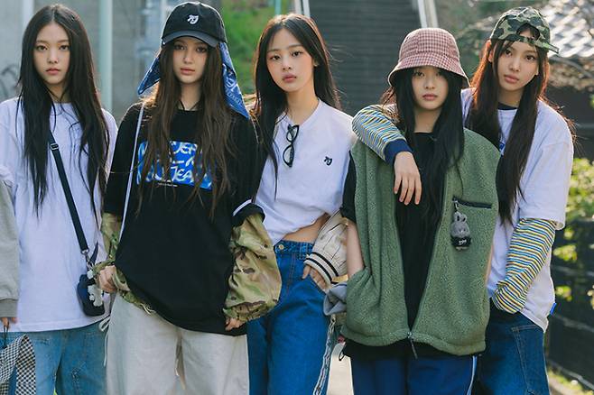 오는 21일 일본에 진출하는 뉴진스. 일본 스트리트 패션의 대부이자 뮤지션인 후지와라 히로시가 디자인한 티셔츠와 모자를 입은 사진을 공개했다. [뉴진스 인스타그램]