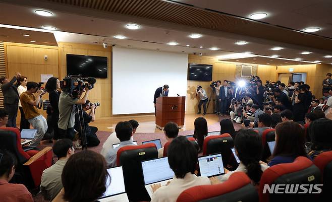 [서울=뉴시스] 김선웅 기자 = 최태원 SK그룹 회장이 17일 서울 종로구 SK서린빌딩에서 노소영 아트나비센터 관장과의 이혼소송·재산분할 항소심 판결 관련 공식 입장을 발표하며 인사하고 있다. 2024.06.17. mangusta@newsis.com