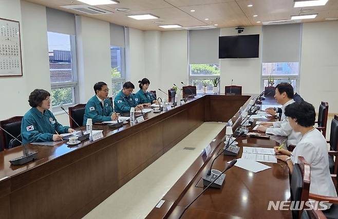 [창원=뉴시스]대한의사회협회가 집단휴진에 돌입한 18일 경남도 최만림(왼쪽 두 번째) 행정부지사가 마산의료원을 방문해 집단휴진 대응 비상진료체계를 점검하고 있다.(사진=경남도 제공) 2024.06.18. photo@newsis.com