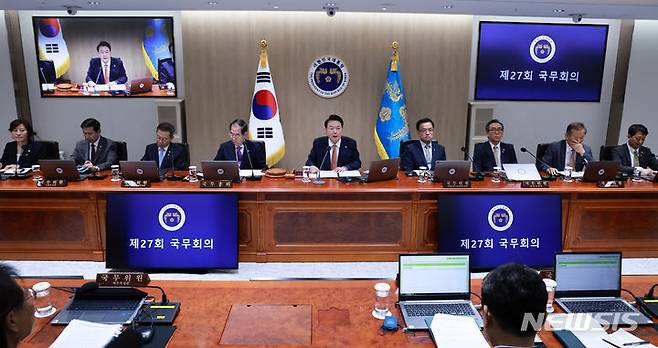 [서울=뉴시스] 최진석 기자 = 윤석열 대통령이 18일 서울 용산 대통령실 청사에서 열린 국무회의에서 발언하고 있다. (대통령실통신사진기자단) 2024.06.18. myjs@newsis.com