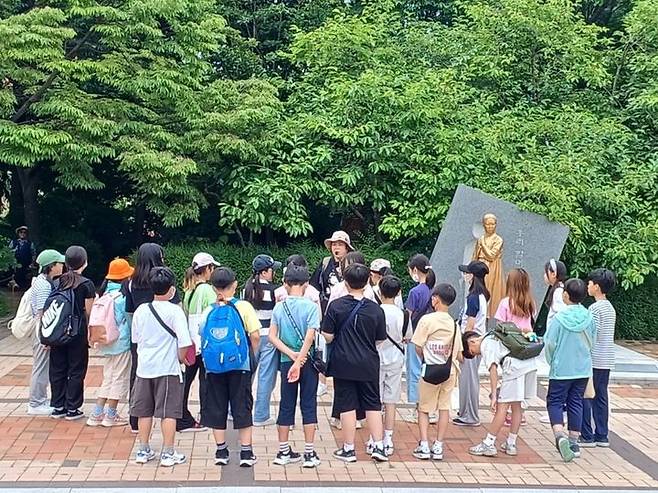 [부산=뉴시스] 부산 부산진구가 관내 청소년을 대상으로 6.25 참전비 탐방 프로그램을 운영한다. (사진=부산진구 제공) 2024.06.18. photo@newsis.com *재판매 및 DB 금지