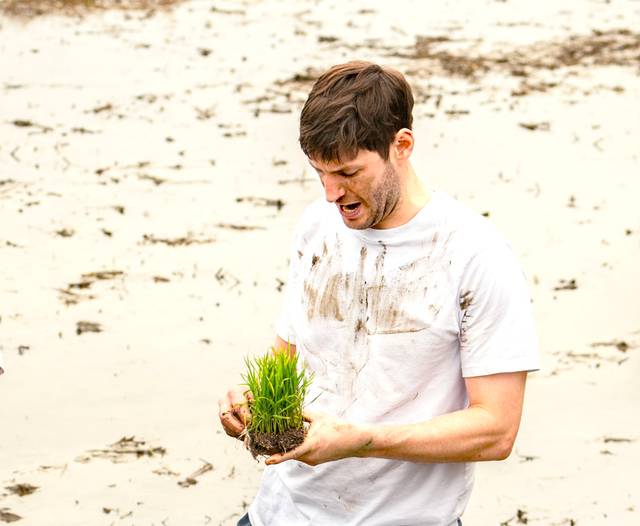 리저우드 셰프는 전국 산지에서 농민과 함께 농사를 체험하며 음식에 관한 영감을 얻는다. 사진은 경기 양평에서 토종 벼 모내기에 참여하는 모습. 에빗