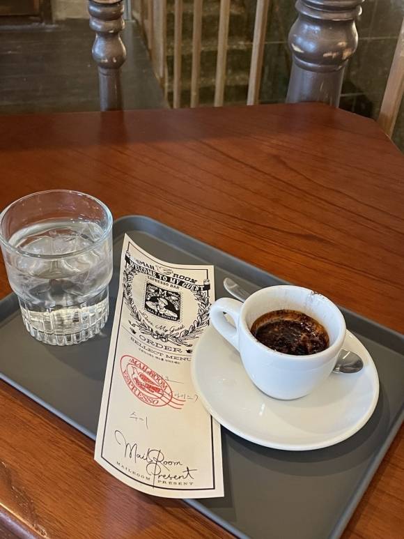 우체국 테마로 꾸며진 ‘메일룸’.