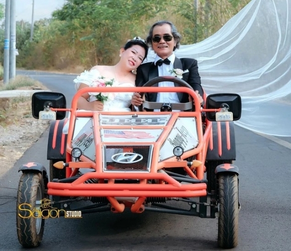 특별한 결혼 사진을 촬영한 베트남의 홍 씨(67) 부부