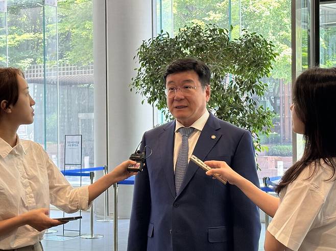 18일 오후 서울 서초구 삼성생명 사옥에서 이찬희 삼성 준법감시위원장이 취재진 질문을 받고 있다. ⓒ연합뉴스