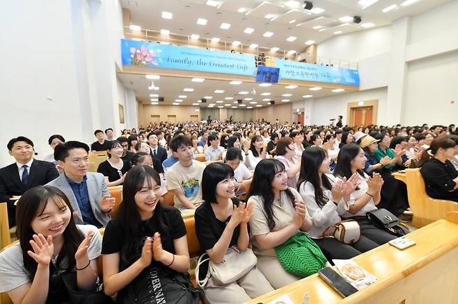 16일 ‘의정부낙양 하나님의 교회’에서 열린 ‘이웃과 함께하는 힐링세미나’에 참석한 관객들이 밝은표정으로 박수와 호응을 보내고 있다. (사진제공 | 하나님의교회 세계복음선교협회)