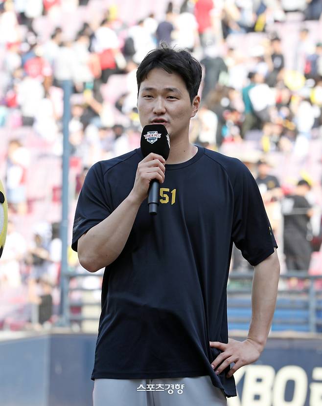 KIA 전상현이 승리 뒤 수훈선수로 뽑혀 관중에 인사하고 있다. KIA 타이거즈 제공