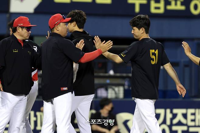 KIA 전상현이 승리 뒤 이범호 KIA 감독과 하이파이브 하고 있다. KIA 타이거즈 제공