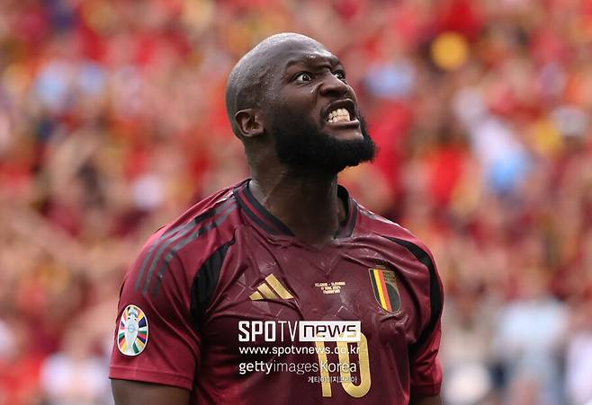 ▲ 벨기에가 슬로바키아에 패했다. 유로 2024 조별리그 E조 1차전에서 FIFA 랭킹 3위를 자랑하는 벨기에가 16개의 슈팅을 퍼붓고도 한 골도 뽑지 못하면서 대회 첫 이변의 희생양이 됐다. 슬로바키아는 5개의 세이브를 펼친 두브라브카 골키퍼를 앞세워 강한 수비력을 선보이며 대어를 잡았다.