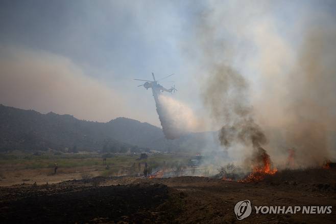 16일(현지시간) 미 LA 서북부에서 산불 진압 중인 소방 헬기 [EPA=연합뉴스. 재판매 및 DB 금지]