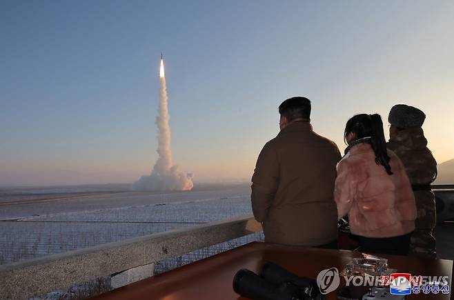 미사일 시험 참관하는 김정은 북한 국무위원장 [EPA 연합뉴스 자료사진. 재판매 및 DB 금지]