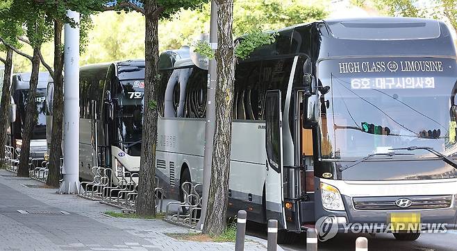 서울 향하는 대구 의사들 (대구=연합뉴스) 윤관식 기자 = 18일 오전 대구 수성구 어린이세상 인근 도로에서 대구시 의사회 소속 의사들을 태운 버스가 대기하고 있다.
    대구시의사회 소속 일부 의사들은 이날 오후 서울에서 열리는 의사 총궐기대회에 참석한다. 2024.6.18 psik@yna.co.kr