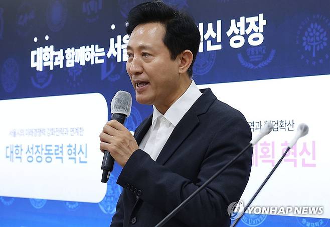 '서울 미래 혁신성장 계획은' (서울=연합뉴스) 이지은 기자 = 오세훈 서울시장이 18일 오전 서울 중구 서울시청에서 대학과 함께하는 '서울 미래 혁신성장' 계획 관련 기자설명회를 열고 발언하고 있다. 서울시는 글로벌 산학협력을 이끌고 미래 인재를 키우기 위해 5년간 6천500억원을 대학에 투자한다고 밝혔다. 2024.6.18 jieunlee@yna.co.kr