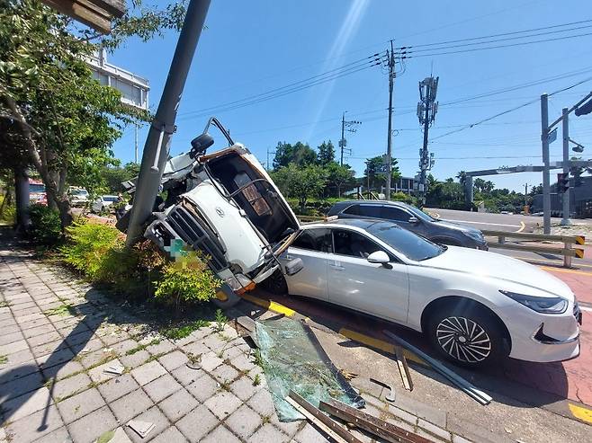 18일 서귀포시 동홍동 교통사고 현장 [제주도 소방안전본부 제공. 재판매 및 DB 금지]