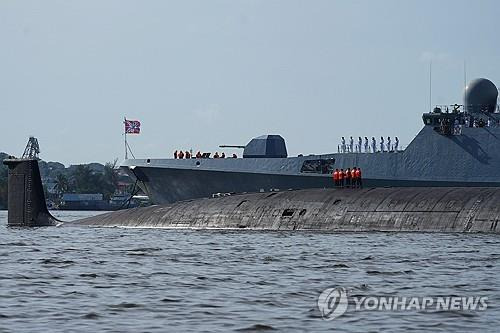 아바나 항서 출항 준비하는 러시아 군함  (아바나=로이터 연합뉴스) 러시아 해군이 17일(현지시간) 쿠바 아바나항에서 출항 준비를 하고 있다. 2024. 06. 17.