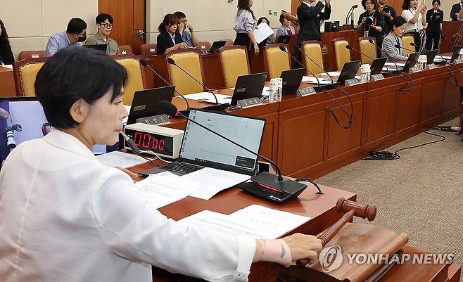 '오늘도 반쪽' 의사봉 두드리는 최민희 위원장 (서울=연합뉴스) 김주형 기자 = 14일 국회에서 더불어민주당 소속 최민희 위원장 주재로 과학기술정보방송통신위원회 전체회의가 열리고 있다. 뒤로 사임계를 제출한 국민의힘 소속 위원들의 빈 자리가 보인다. 2024.6.14 kjhpress@yna.co.kr
