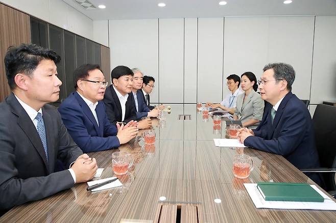 윤영빈 우주항공청장(오른쪽)과 면담하는 홍남표 창원시장 등 창원시 산학연 [창원시 제공. 재판매 및 DB 금지]