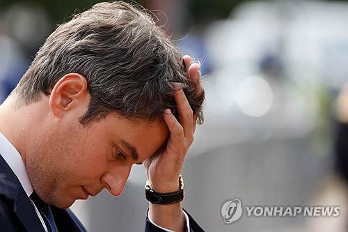 (AFP=연합뉴스) 가브리엘 아탈 프랑스 총리가 18일(현지시간) 샤를 드골 장군의 결사항전 촉구 기념일을 맞아 행사에 참석하고 있다. 2024.06.18.