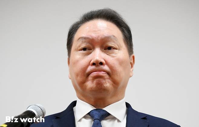 최태원 SK그룹 회장이 지난 6월 17일 오전 서울 종로구 SK서린빌딩에서 노소영 아트센터 나비 관장과의 이혼 소송 항소심 관련 입장을 밝히고 있다./사진=이명근 기자 qwe123@