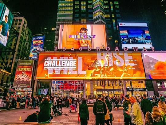 ▲지난해 10월 미국 뉴욕 타임스퀘어 전광판에 아이돌 그룹 '뉴진스'가 모델로 출연한 빼빼로 글로벌 캠페인 영상이 상영되는 모습 (롯데웰푸드 제공)