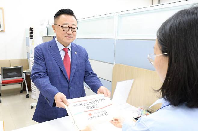 고동진 국민의힘 의원이 19일 오전 서울 여의도 국회 의안과에 반도체산업 경쟁력 강화 특별법안을 제출하고 있다.(사진=고동진 의원실)